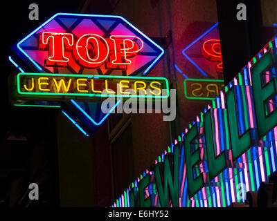 I migliori gioiellieri indiani sul Rusholme Curry Mile, Manchester City Centre, Inghilterra di notte Foto Stock