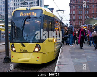 Giallo Manchester tram al crepuscolo, England, Regno Unito Foto Stock