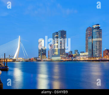 Rotterdam cityscape. Ponte Erasmus e Wilhelmina Pier docklands Cruise Terminal di moderni edifici Kop van Zuid. Foto Stock