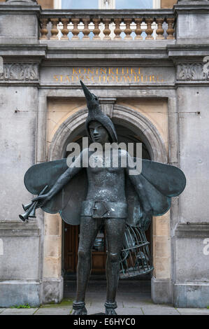 Papageno, un personaggio del Flauto magico di W.A. Mozart, immortalato fuori Stadsschouwberg o teatro comunale in Bruges Foto Stock