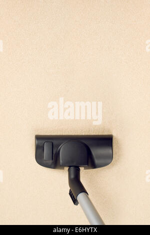 Aspirapolvere marca di spazzamento moquette nuova. I lavori domestici e igiene domestica. Foto Stock