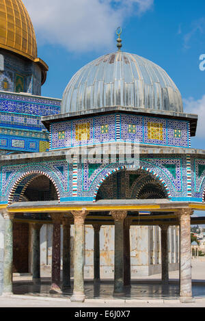 Il riccamente decorata cupola della catena con la Cupola della roccia del Monte del Tempio, Gerusalemme, Israele. Foto Stock