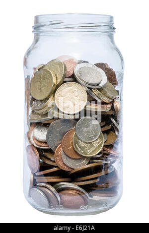 Vasetto di marmellata piena di monete tagliati o isolato su uno sfondo bianco. Foto Stock