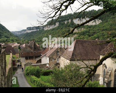 Baume les Messieurs è considerato uno dei più bei villaggi di Francia. Regione del Giura Foto Stock