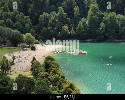 Sulla spiaggia di Lac de Chalain, Giura, Francia Foto Stock