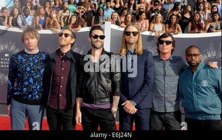 Inglewood, CA. 24 Ago, 2014. Adam Levine, Jesse Carmichael, Mickey Madden, James Valentine, Matt Flynn, PJ Morton presso gli arrivi di MTV Video Music Awards (VMA) 2014 - Parte 2, il Forum, Inglewood CA, 24 agosto 2014. Credito: Elizabeth Goodenough/Everett raccolta/Alamy Live News/Alamy Live News Foto Stock
