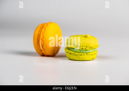 Delizioso gruppo di fresco e dolce macarons isolato Foto Stock