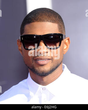 Inglewood, California, Stati Uniti d'America. 24 Ago, 2014. Usher arriva per il 2014 Vidoe Mtv Music Awards al Forum. Credito: Lisa O'Connor/ZUMA filo/Alamy Live News Foto Stock