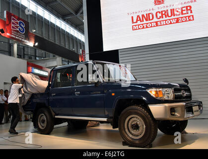 Tokyo, Giappone. 25 Ago, 2014. Toyota Motor Corp lancia una doppia cabina versione del raccoglitore di " Land Cruiser 70' per la prima volta sul mercato interno in Tokyo lunedì, agosto 25, 2014. Il double-cab pickup truck con robuste deck spazio può sopportare fino a 600 kg di carico. Credito: Natsuki Sakai/AFLO/Alamy Live News Foto Stock