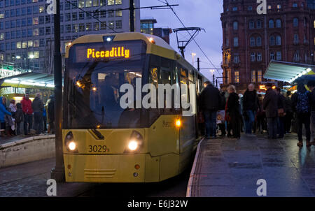 Giallo Manchester tram al crepuscolo, England, Regno Unito Foto Stock