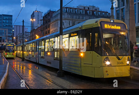 Giallo Manchester tram al crepuscolo, England, Regno Unito Foto Stock