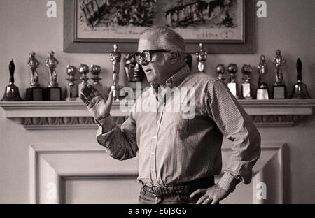 PICS FILE: Richmond, Londra. Richard Attenborough-nato 1923-, attore,produttore,direttore visto qui nella sua casa di Richmond a ovest di Londra che mostra off mosse di danza dal suo film Chorus Line che egli era promuovere l. Prendere nota del numero di Oscar,premi Bafta in background. Fotografie invisibili da una sessione fotografica realizzata per una rivista tedesca e perso fino al 2010. Credito: BRIAN HARRIS/Alamy Live News Foto Stock