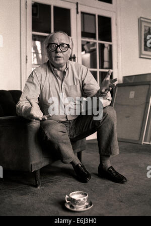 PICS FILE: Richmond, Londra. Richard Attenborough-nato 1923-, attore,produttore,direttore visto qui nella sua casa di Richmond a ovest di Londra che mostra off mosse di danza dal suo film Chorus Line che egli era promuovere l. Prendere nota del numero di Oscar,premi Bafta in background. Fotografie invisibili da una sessione fotografica realizzata per una rivista tedesca e perso fino al 2010. Credito: BRIAN HARRIS/Alamy Live News Foto Stock