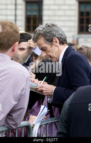 Peter Dougan Capaldi in riunione con il suo fan come il nuovo medico che a Londra Inghilterra Foto Stock