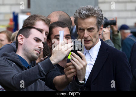 Peter Dougan Capaldi in riunione con il suo fan come il nuovo medico che a Londra Inghilterra Foto Stock