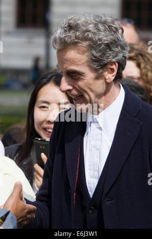 Peter Dougan Capaldi in riunione con il suo fan come il nuovo medico che a Londra Inghilterra Foto Stock