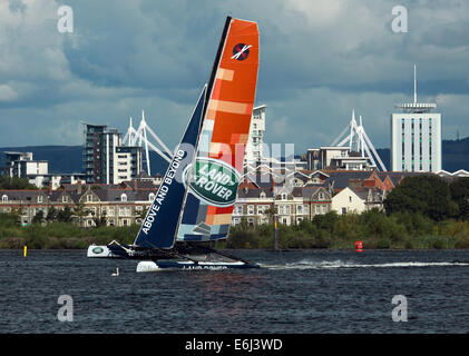 Catamarani prendendo parte a vela estrema evento nella Baia di Cardiff, 23 agosto 2014 Foto Stock