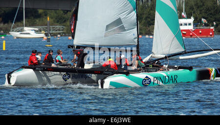 Catamarani prendendo parte a vela estrema evento nella Baia di Cardiff, 23 agosto 2014 Foto Stock