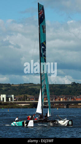 Catamarani prendendo parte a vela estrema evento nella Baia di Cardiff, 23 agosto 2014 Foto Stock