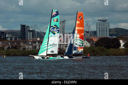 Catamarani prendendo parte a vela estrema evento nella Baia di Cardiff, 23 agosto 2014 Foto Stock