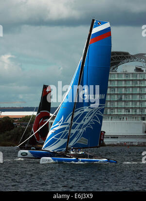 Catamarani prendendo parte a vela estrema evento nella Baia di Cardiff, 23 agosto 2014 Foto Stock