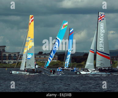 Catamarani prendendo parte a vela estrema evento nella Baia di Cardiff, 23 agosto 2014 Foto Stock