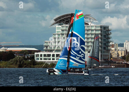 Catamarani prendendo parte a vela estrema evento nella Baia di Cardiff, 23 agosto 2014 Foto Stock