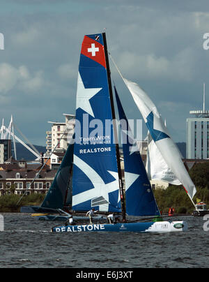 Catamarani prendendo parte a vela estrema evento nella Baia di Cardiff, 23 agosto 2014 Foto Stock