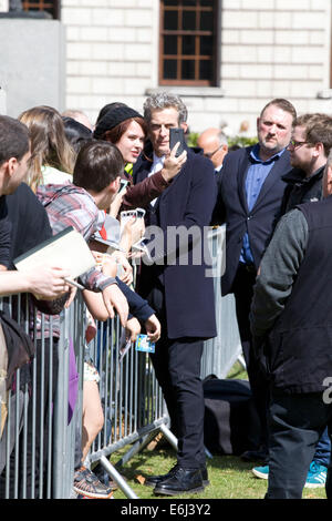 Peter Dougan Capaldi in riunione con il suo fan come il nuovo medico che a Londra Inghilterra Foto Stock