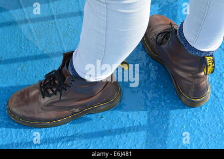 Coppia di scarponi su un blu pavimento in metallo Foto Stock
