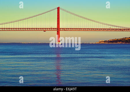 Portufal, Lisbona: Scenic vista serale del Ponte rosso di Ponte 25 de Abril Foto Stock