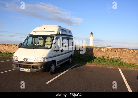 Camper in un parcheggio a Mull of Galloway lighthouse in Dumfries and Galloway, Scotland Regno Unito Foto Stock