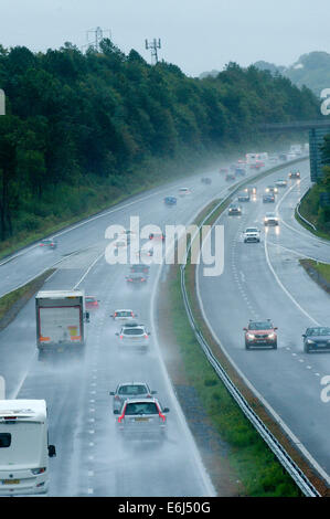 Swansea, Regno Unito. Il 25 agosto 2014. Persone a tornare a casa sotto la pioggia lungo l'autostrada M4. Credito: Graham M. Lawrence/Alamy Live News. Foto Stock