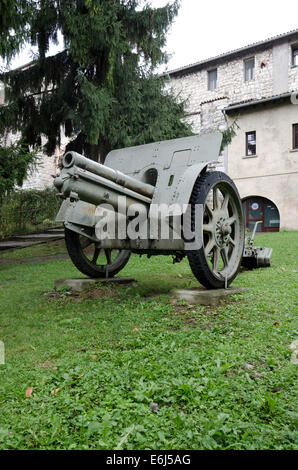 A 100 mm modello 14 Feldhaubitze pistola cannone di fronte al museo della guerra di Iseo, Lombardia, Italia Foto Stock