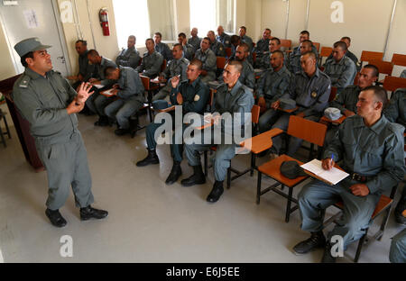 Bamyan, Afghanistan. 24 Ago, 2014. Una polizia afgana comandante dà una lezione di poliziotti a una polizia centro di addestramento di Bamyan, centrale Afghanistan, il 24 agosto 2014. © Kamran/Xinhua/Alamy Live News Foto Stock