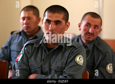 Bamyan, Afghanistan. 24 Ago, 2014. Poliziotti afghani ascoltare la lezione di un comandante alla polizia di un centro di formazione di Bamyan, centrale Afghanistan, il 24 agosto 2014. © Kamran/Xinhua/Alamy Live News Foto Stock