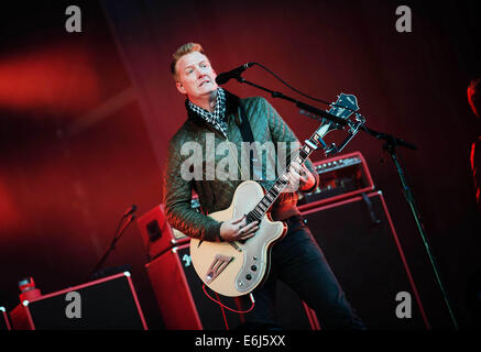 Leeds, Regno Unito. 23 Agosto, 2014. Josh Homme da Queens dell'età della pietra esegue il giorno 2 del festival di Leeds a Bramham Park il 23 agosto 2014 a Leeds, Inghilterra. Credito: Sam Kovak/Alamy Live News Foto Stock