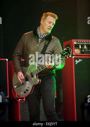 Leeds, Regno Unito. 23 Agosto, 2014. Josh Homme da Queens dell'età della pietra esegue il giorno 2 del festival di Leeds a Bramham Park il 23 agosto 2014 a Leeds, Inghilterra. Credito: Sam Kovak/Alamy Live News Foto Stock