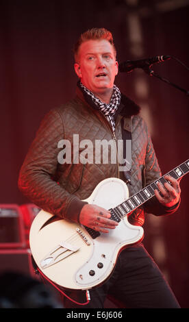 Leeds, Regno Unito. 23 Agosto, 2014. Josh Homme da Queens dell'età della pietra esegue il giorno 2 del festival di Leeds a Bramham Park il 23 agosto 2014 a Leeds, Inghilterra. Credito: Sam Kovak/Alamy Live News Foto Stock