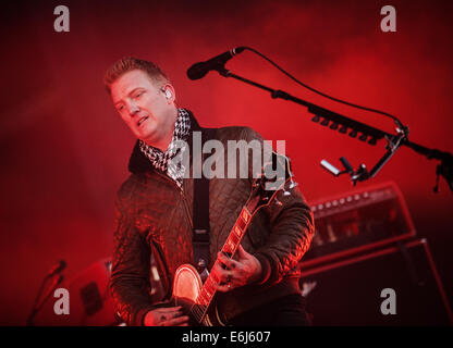 Leeds, Regno Unito. 23 Agosto, 2014. Josh Homme da Queens dell'età della pietra esegue il giorno 2 del festival di Leeds a Bramham Park il 23 agosto 2014 a Leeds, Inghilterra. Credito: Sam Kovak/Alamy Live News Foto Stock