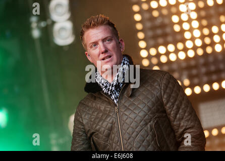 Leeds, Regno Unito. 23 Agosto, 2014. Josh Homme da Queens dell'età della pietra esegue il giorno 2 del festival di Leeds a Bramham Park il 23 agosto 2014 a Leeds, Inghilterra. Credito: Sam Kovak/Alamy Live News Foto Stock