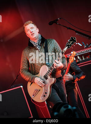 Leeds, Regno Unito. 23 Agosto, 2014. Josh Homme da Queens dell'età della pietra esegue il giorno 2 del festival di Leeds a Bramham Park il 23 agosto 2014 a Leeds, Inghilterra. Credito: Sam Kovak/Alamy Live News Foto Stock