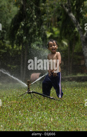 Allegro ragazzo giocare nel parco Foto Stock