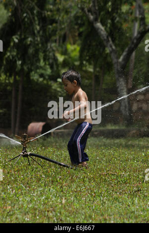 Allegro ragazzo giocare nel parco Foto Stock