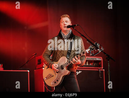 Leeds, Regno Unito. 23 Agosto, 2014. Josh Homme da Queens dell'età della pietra esegue il giorno 2 del festival di Leeds a Bramham Park il 23 agosto 2014 a Leeds, Inghilterra. Credito: Sam Kovak/Alamy Live News Foto Stock