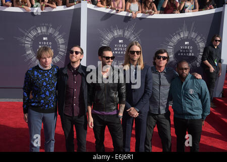 Inglewood, California, Stati Uniti d'America. 24 Ago, 2014. Musicisti Mickey Madden (L-R), Jesse Carmichael, Adam Levine, James Valentine, Matt Flynn e PJ Morton di noi band Maroon 5 arrivano sul tappeto rosso per la trentunesima MTV Video Music Awards presso il Forum di Inglewood, California, Stati Uniti d'America, 24 agosto 2014. Foto: Hubert Boesl/dpa/Alamy Live News Foto Stock