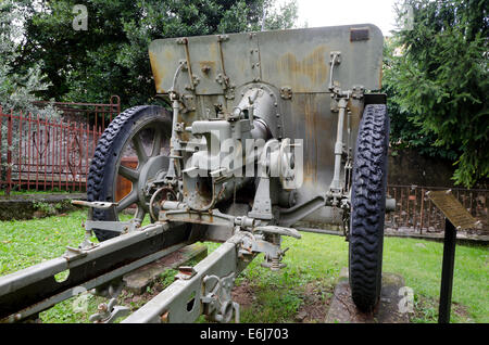 A 100 mm modello 14 Feldhaubitze pistola cannone di fronte al museo della guerra di Iseo, Lombardia, Italia Foto Stock