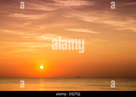 Tramonto sul Mar dei Caraibi a Playa del Carmen, Messico Foto Stock