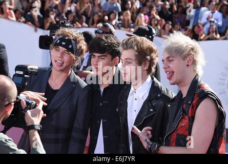 Inglewood, California, Stati Uniti d'America. 24 Ago, 2014. Musicisti Ashton Irwin (L-R), Calum cofano, Luca Hemmings e Michael Clifford di noi la fascia 5 secondi di estate arrivano sul tappeto rosso per la trentunesima MTV Video Music Awards presso il Forum di Inglewood, California, Stati Uniti d'America, 24 agosto 2014. Foto: Hubert Boesl/dpa/Alamy Live News Foto Stock