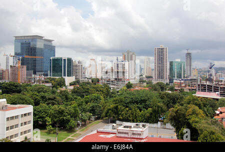 Panama quartiere finanziario della città di edifici. Banca e uffici commerciali con architettura moderna. Foto Stock